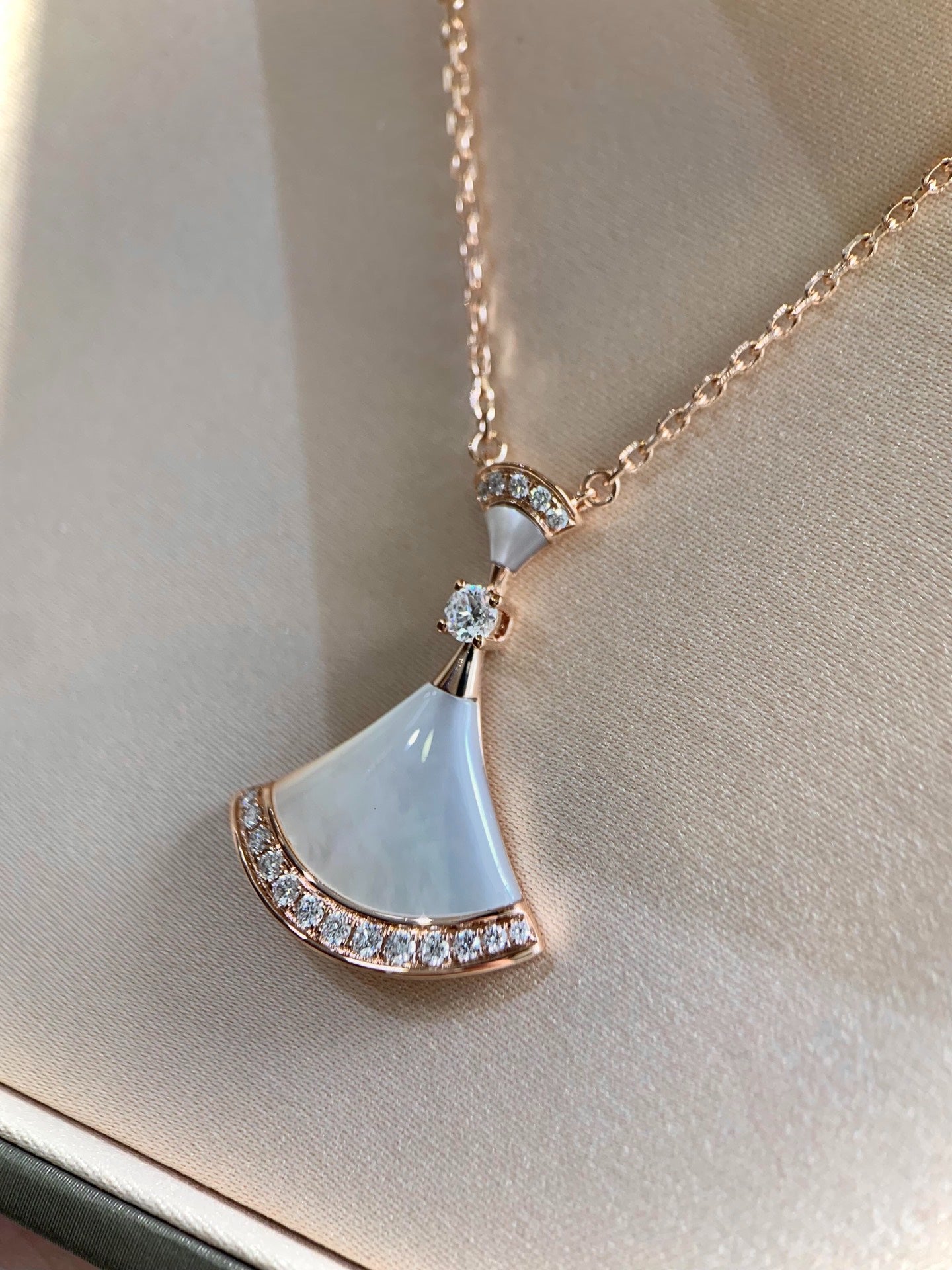 Bvlgari White Peony fan necklace