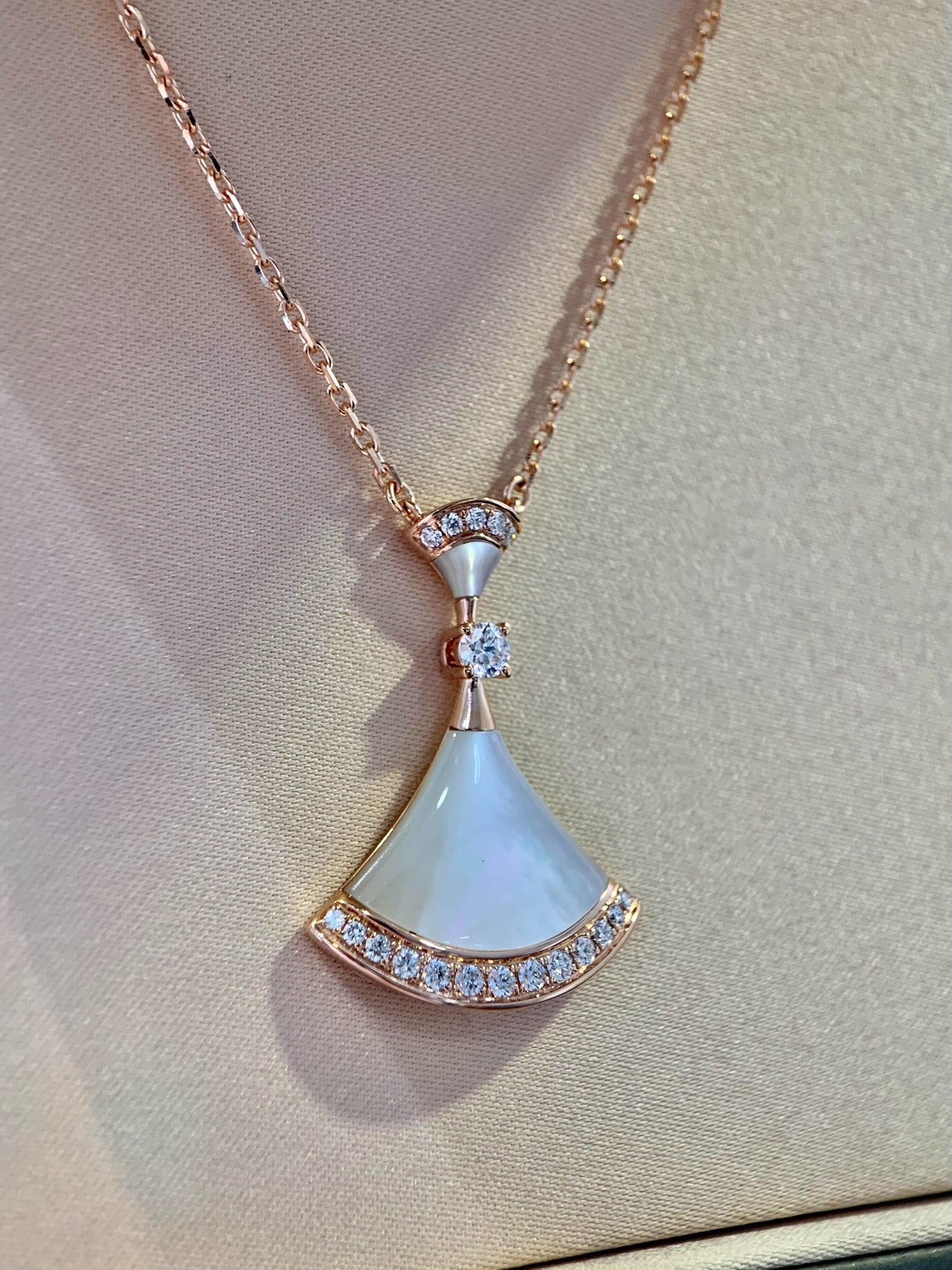 Bvlgari White Peony fan necklace