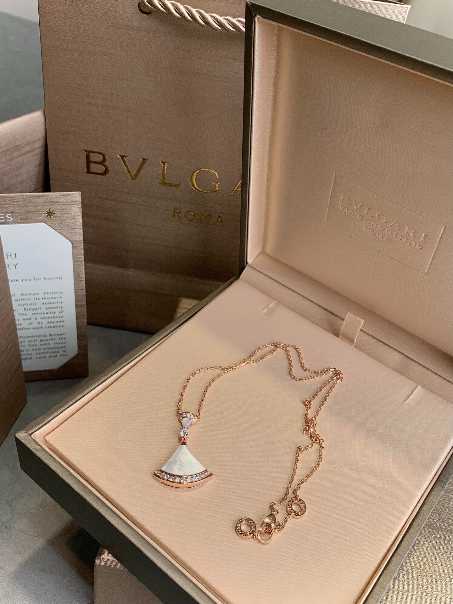 Bvlgari White Peony fan necklace