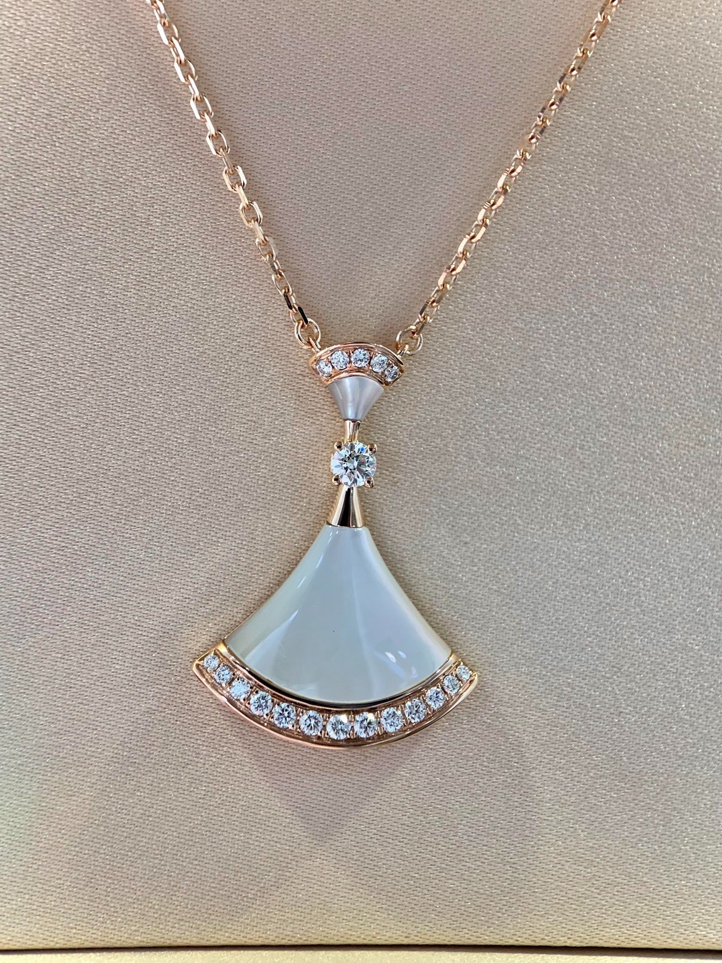 Bvlgari White Peony fan necklace