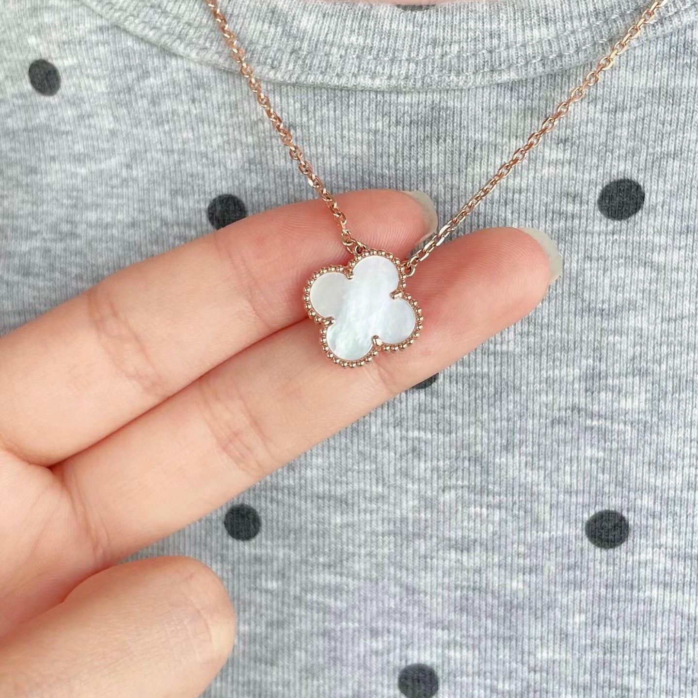 Van Cleef & Arples Four-leaf Clover White Peony necklace