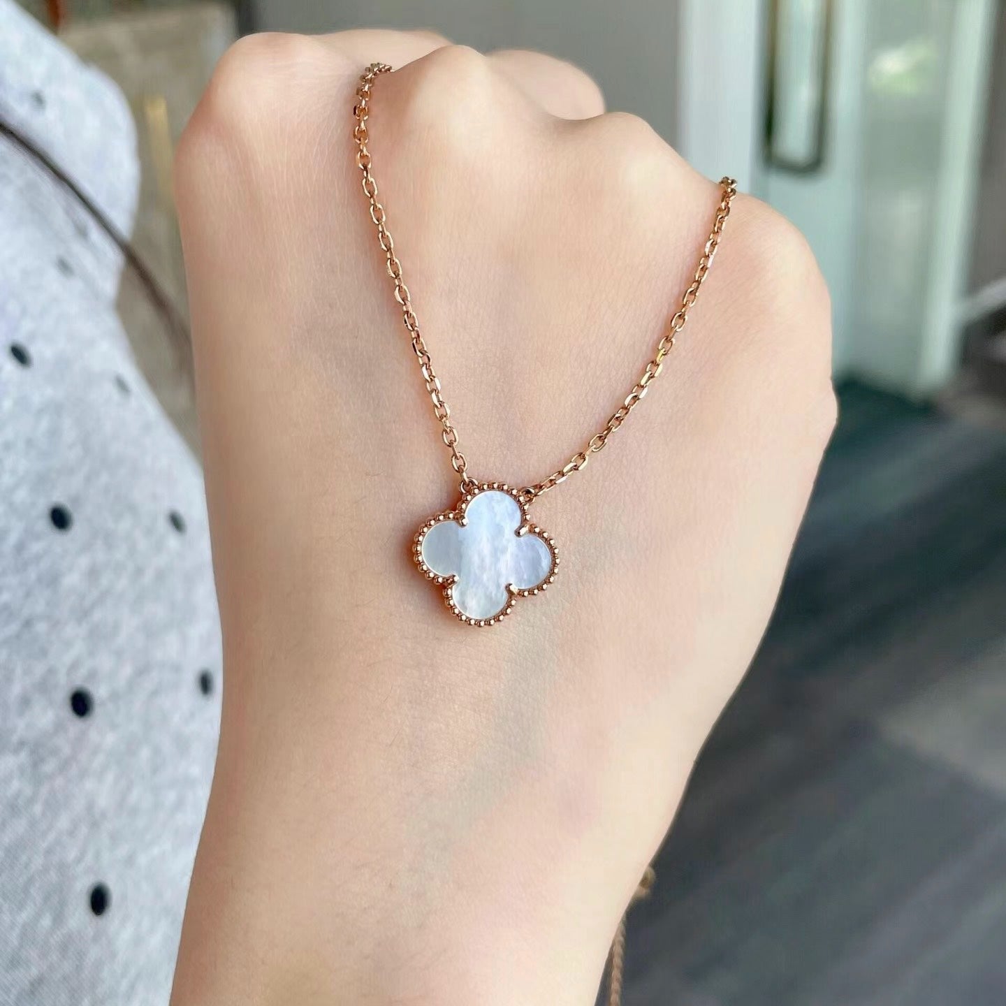 Van Cleef & Arples Four-leaf Clover White Peony necklace