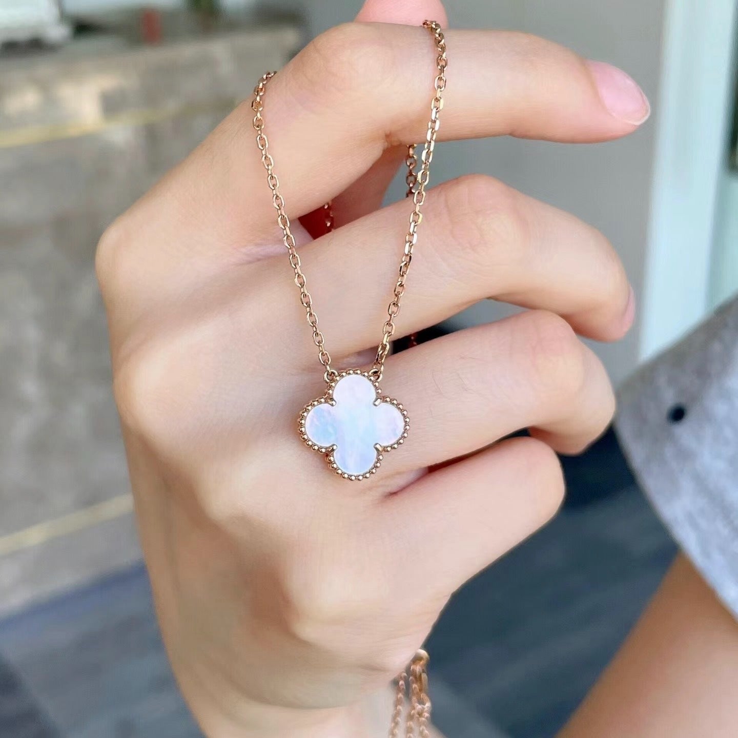 Van Cleef & Arples Four-leaf Clover White Peony necklace