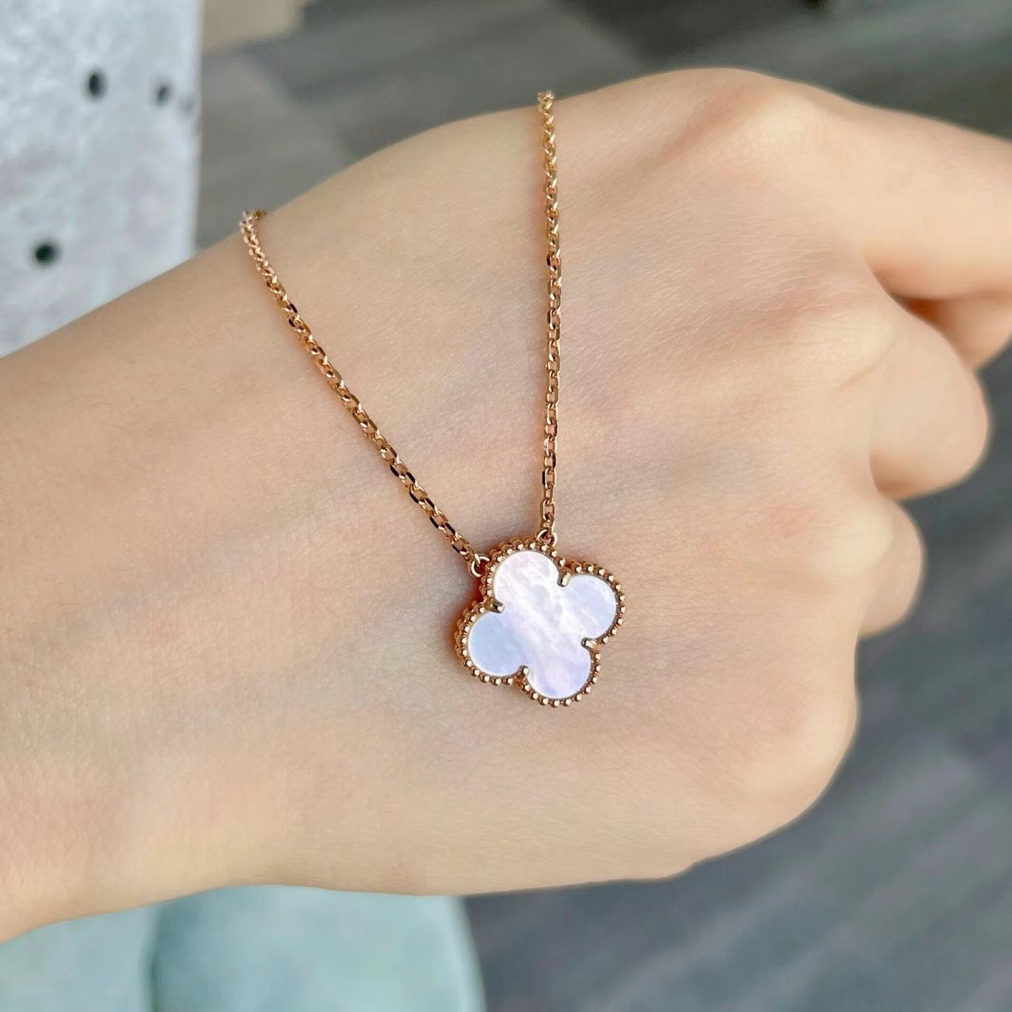 Van Cleef & Arples Four-leaf Clover White Peony necklace