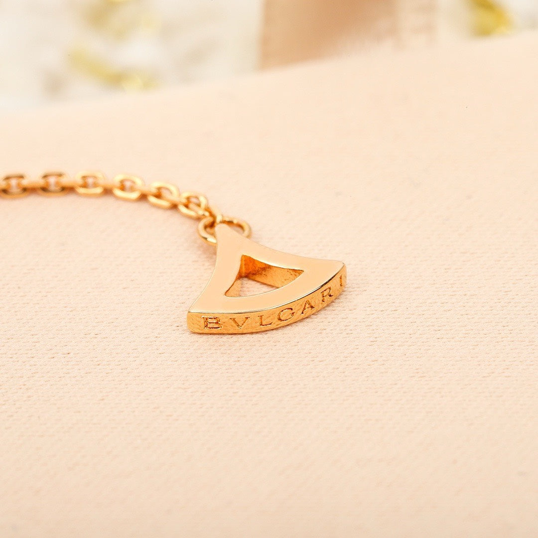 Bvlgari small fan necklace