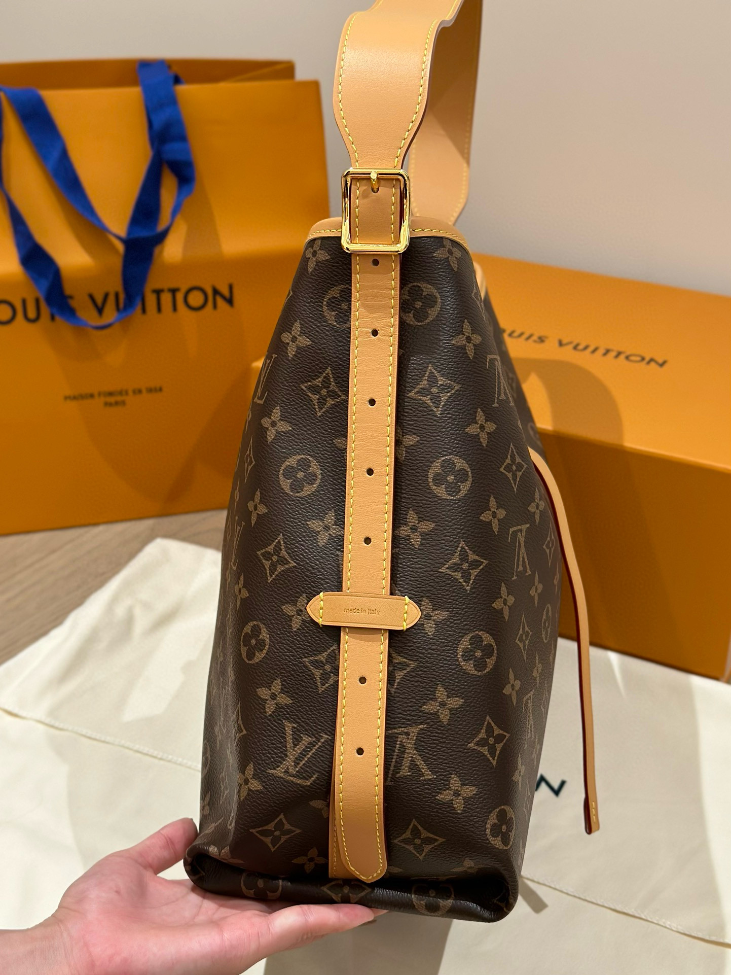 Sac Lv Carryall taille grand | Le sac parfait pour les trajets quotidiens Autant élégant que fonctionnel ! Sangle réglable - Porté à l'épaule ou en bandoulière     Dimensions grand modèle : 39 × 30 × 16 cm