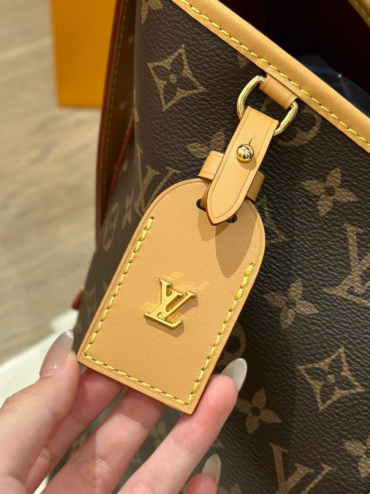 Sac Lv Carryall taille grand | Le sac parfait pour les trajets quotidiens Autant élégant que fonctionnel ! Sangle réglable - Porté à l'épaule ou en bandoulière     Dimensions grand modèle : 39 × 30 × 16 cm