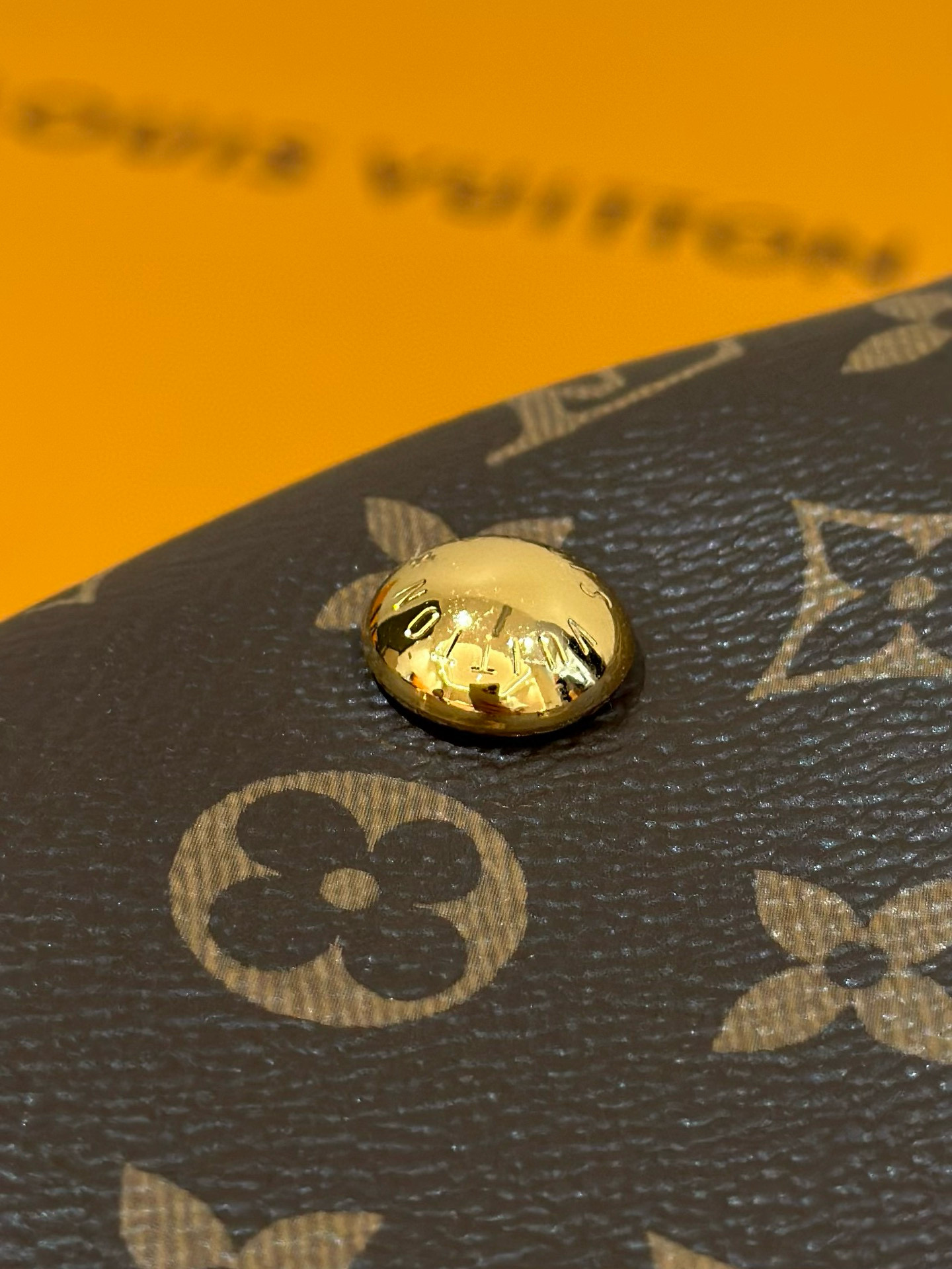 Sac Lv Carryall taille grand | Le sac parfait pour les trajets quotidiens Autant élégant que fonctionnel ! Sangle réglable - Porté à l'épaule ou en bandoulière     Dimensions grand modèle : 39 × 30 × 16 cm