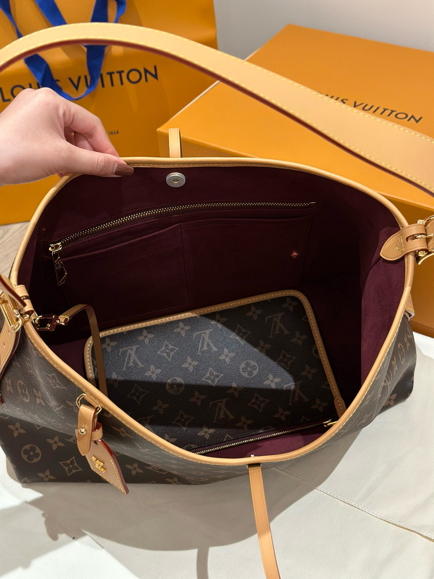 Sac Lv Carryall taille grand | Le sac parfait pour les trajets quotidiens Autant élégant que fonctionnel ! Sangle réglable - Porté à l'épaule ou en bandoulière     Dimensions grand modèle : 39 × 30 × 16 cm