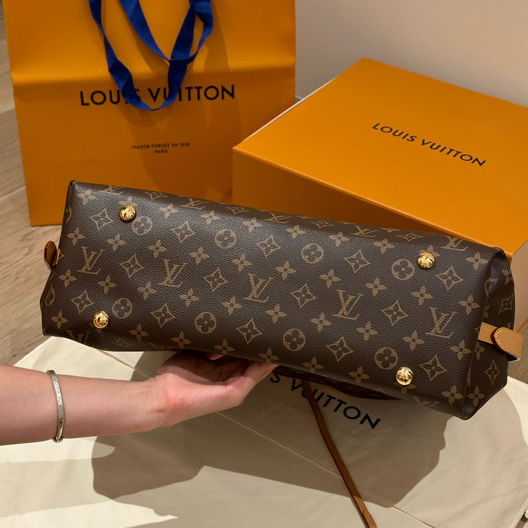 Sac Lv Carryall taille grand | Le sac parfait pour les trajets quotidiens Autant élégant que fonctionnel ! Sangle réglable - Porté à l'épaule ou en bandoulière     Dimensions grand modèle : 39 × 30 × 16 cm