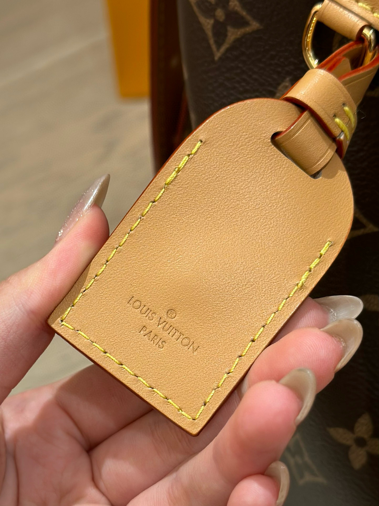 Sac Lv Carryall taille grand | Le sac parfait pour les trajets quotidiens Autant élégant que fonctionnel ! Sangle réglable - Porté à l'épaule ou en bandoulière     Dimensions grand modèle : 39 × 30 × 16 cm