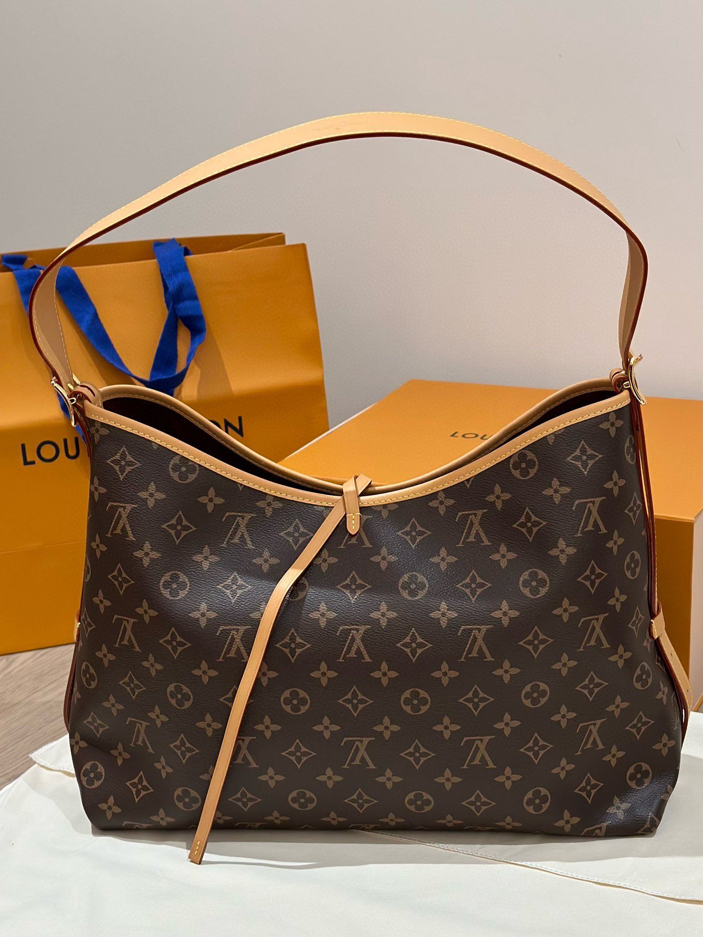 Sac Lv Carryall taille grand | Le sac parfait pour les trajets quotidiens Autant élégant que fonctionnel ! Sangle réglable - Porté à l'épaule ou en bandoulière     Dimensions grand modèle : 39 × 30 × 16 cm